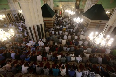 Palestinienii asistă la slujbă în Moscheea Ibrahimi din Hebron