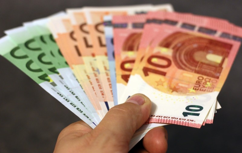 Fată de 26 de ani reținută pentru șantajarea unui bărbat cu poze intime. Câți bani a obținut de la el