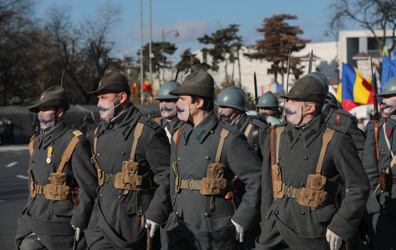 Apariție inedită la paradă: un grup de voluntari a defilat cu măști „cu mustață”