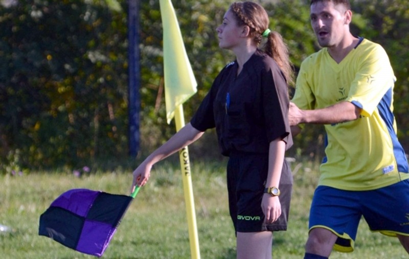 La doar 16 ani, o puștoaică-arbitru face furori printre oficialii formațiilor din Sălaj / GALERIE FOTO