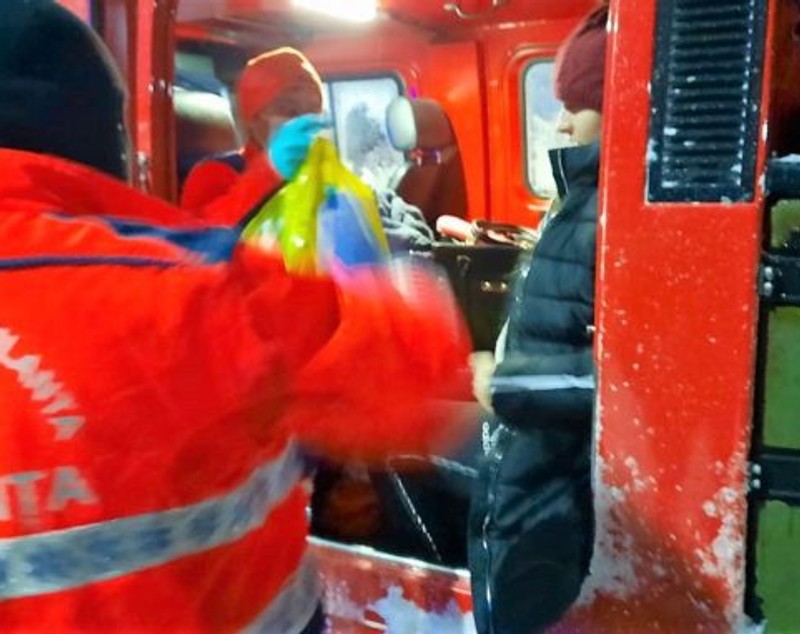 VIDEO | Două femei însărcinate au fost preluate cu şenilatele ISU Dobrogea. O alta a născut acasă, asistată de echipajul de la Ambulanță
