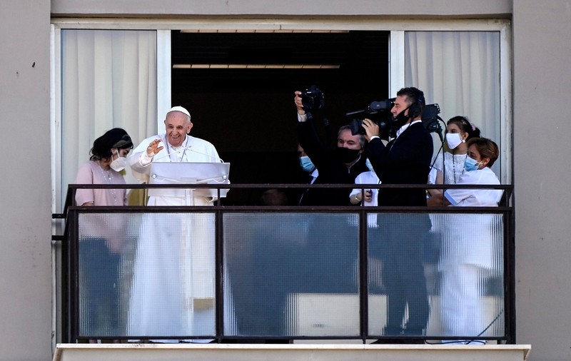 Prima apariție a Papei Francisc după operație. A rostit rugăciunea de la balconul spitalului