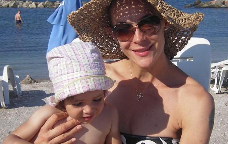 Roxana Cihulescu a făcut parasailing alături de fiica ei