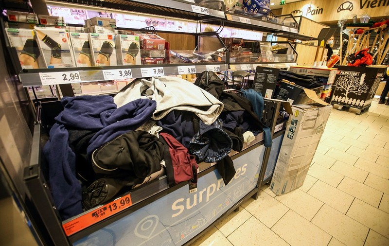 Fără jucării, haine și bijuterii în Franța. Supermarketurile mai pot vinde doar produse considerate „esențiale”
