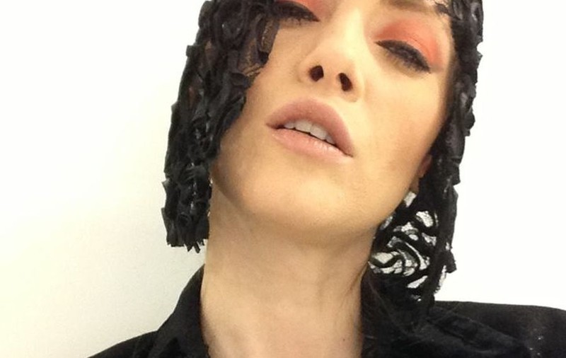 IULIA ALBU, ÎN PAUZĂ VOCALĂ! VEZI CE A PĂŢIT EXCENTRICA VEDETĂ!