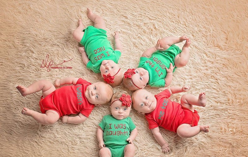 FOTO| Ședință foto inedită pentru o familie care are cvintupleți
