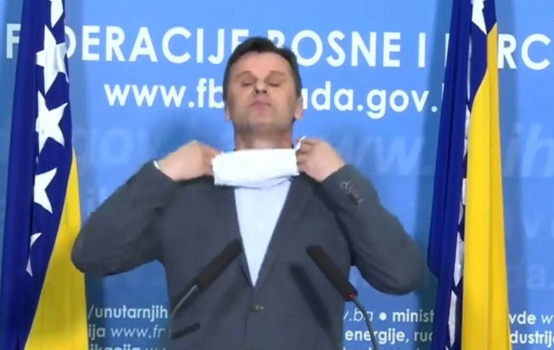 VIDEO / Premierul unei țări europene, pus în dificultate de o mască de protecție