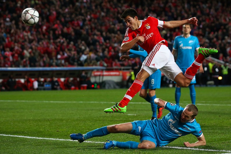 epa05165195 SL Benfica´s Nicolas Gaitan (top) in action against FC Zenit St. Petersburg's Aleksander Anyukov during the UEFA Champions League Round of 16, first leg soccer match at Luz Stadium in Lisbon, Portugal, 16th February 2016. EPA/JOSE SENA GOULAO