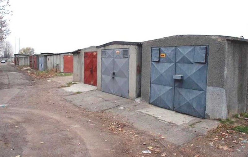 Garajele din spatele blocurilor din Brăila rămân neatinse până la finalul anului