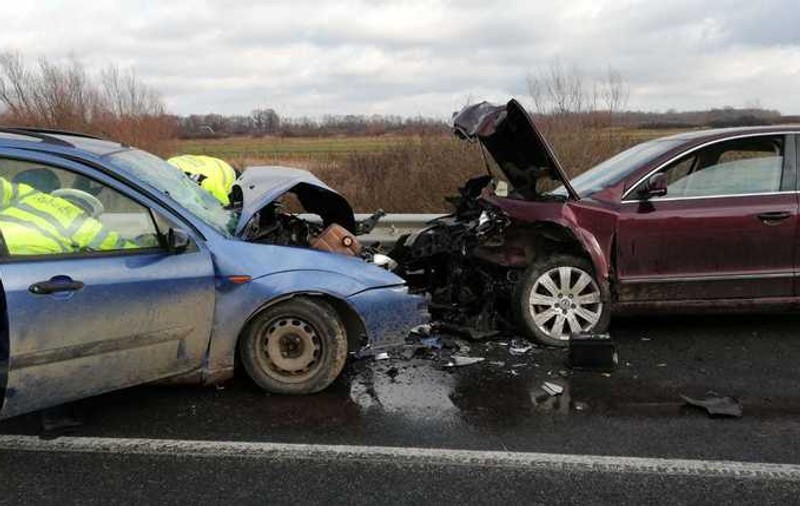Accident cu zece persoane implicate, în Timiș. Una a murit, iar printre răniți sunt patru copii