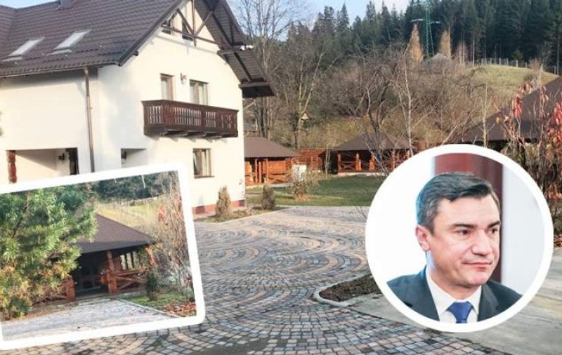 Primarul Mihai Chirica ar avea o vilă secretă. Pe domeniul din Suceava există o cramă săpată în deal, patru foișoare și chiar o biserică