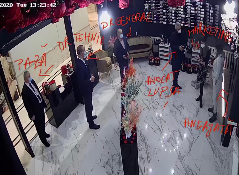 Captură video care-i arată pe cei cinci în acțiune.