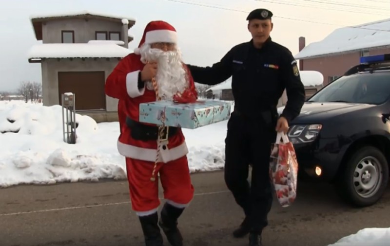 Moș Crăciun a oferit daruri orfanilor jandarmilor decedați / VIDEO