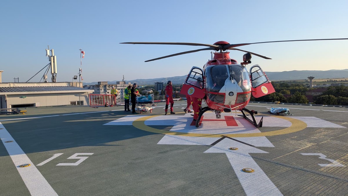 Un pacient este transferat cu elicopterul SMURD de la Bacău către Spitalul Bagdasar Arseni din București, medicii și paramedicii îl duc spre elicopterul care a aterizat pe acoperișul unității medicale