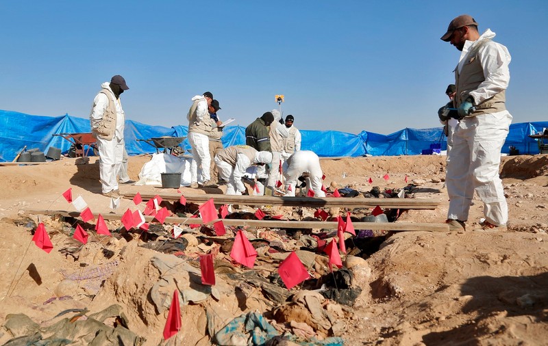 Autoritățile din Irak au descoperit o groapă comună din timpul regimului Hussein. Rămășițele a 100 de femei și copii au fost exhumate