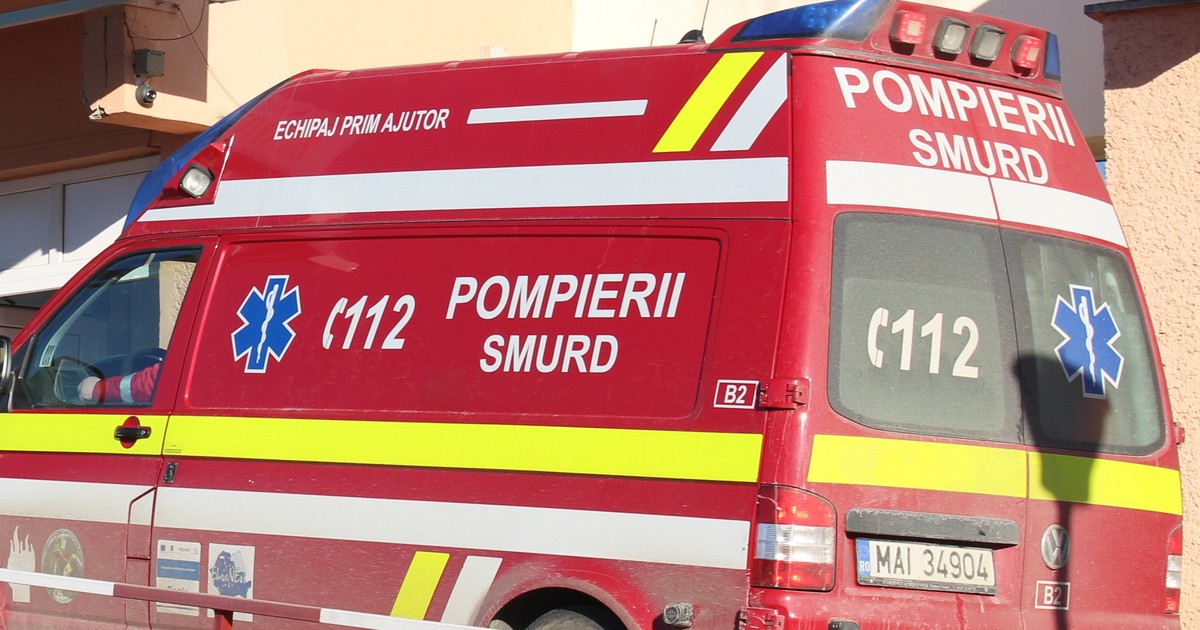 O bătrână de 85 de ani a ars într-un apartament din București, 9 persoane au fost evacuate din cauza fumului. Autospecială SMURD