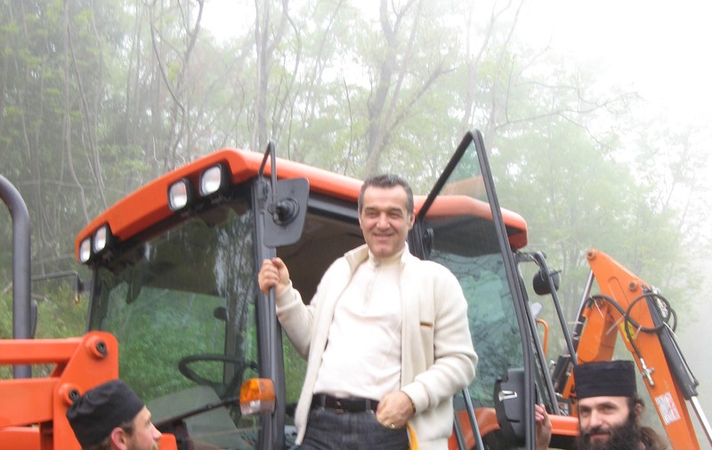 Cum face Gigi Becali donații: ”Ionuţ, adu sacoşa aia cu bani încoace! Ia 30.000 de aici şi să fii sănătos!”