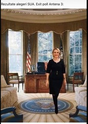Gabriela Firea, fostul primar al Capitalei în perioada 2016-2020, este înfățișată zâmbind în Biroul Oval de la Casa Albă. Fotografia originală cu Firea a fost luată de autorul glumei de la postarea de pe Facebook a fostului edil, din 22 octombrie, când Firea era încă în biroul de la Primărie, la aproape o lună după alegerile locale pierdute în fața lui Nicușor Dan.