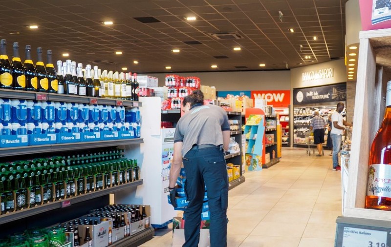 Angajatul unui supermarket a fost concediat pentru o sticlă de apă de nici 1 euro, după 10 ani de muncă: „Dar am plătit-o”