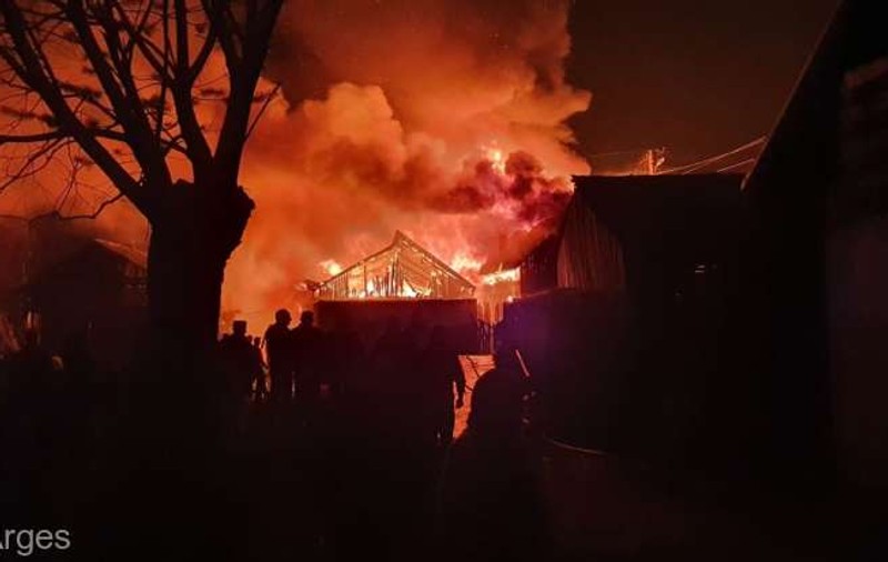 Incendiu de proporții în Argeș. Șapte case au fost cuprinse de flăcări