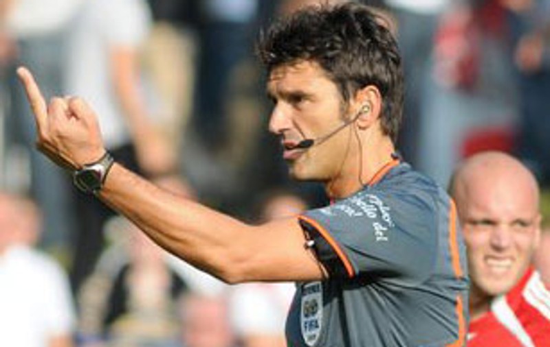 De necrezut! Arbitrul Massimo Busacca a urinat pe teren! / Video