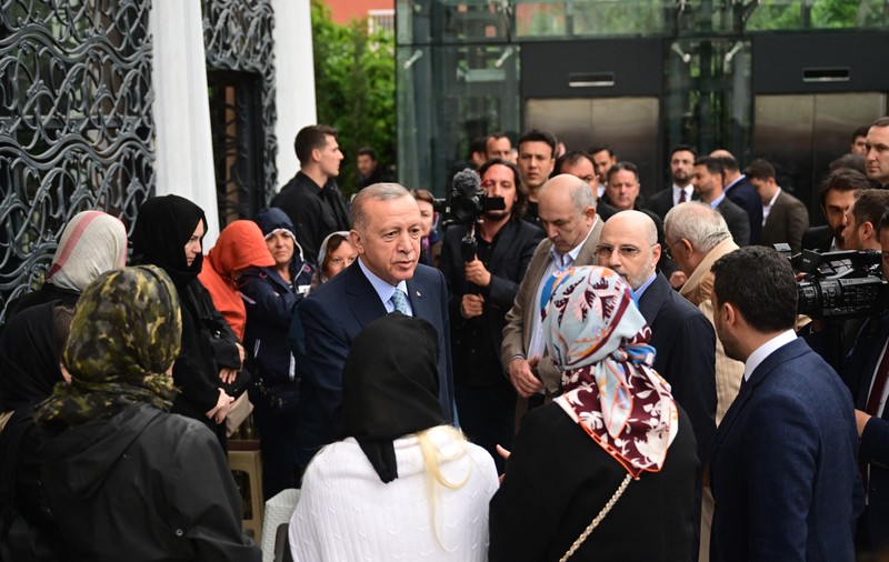 200 de lire de la Erdogan. Președintele turc, filmat când împarte bani susținătorilor săi - VIDEO