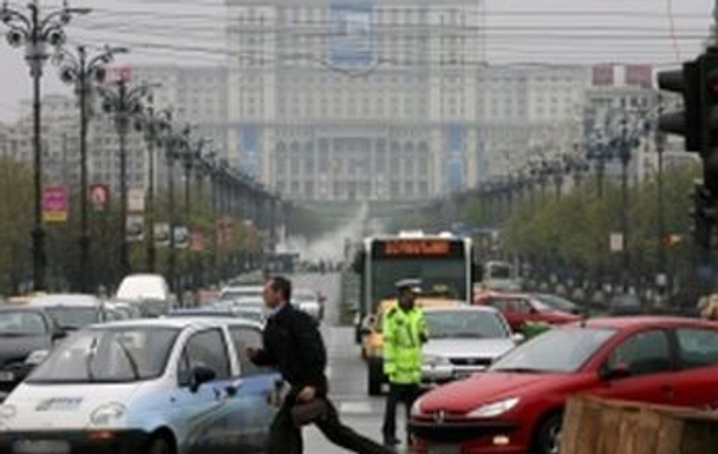 Circulaţia rutieră îngreunată în Capitală, peste 800.000 de maşini în trafic