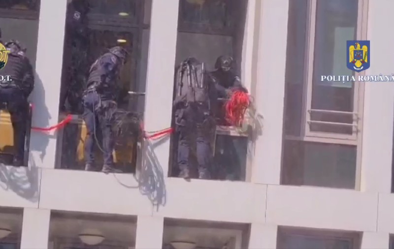 Percheziții spectaculoase la infractori din București, care se dădeau corporatiști. Mascații au coborât în rapel și au intrat pe geamul unui call-center