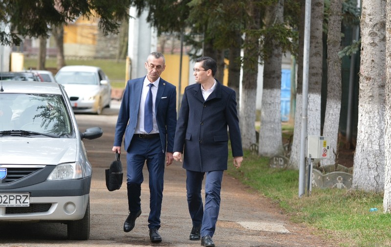 Răzvan Burleanu, în campanie electorală la Bistrița: ”N-aveți fotbal din cauză că n-aveți manager! Vreți să se întoarcă cooperativa?!”. ”Cantonamentul” lui Avram / VIDEO