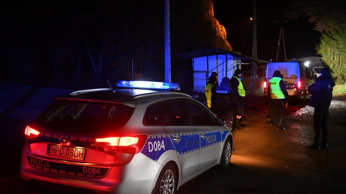 Ofițeri de poliție polonezi patrulează în satul Przewodow, după informația inițială că rachete ruseşti au căzut și au ucis doi oameni. Foto: EPA