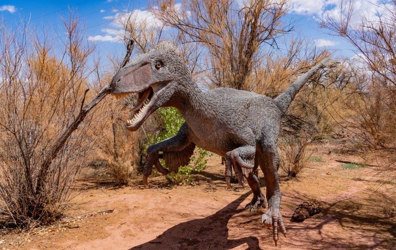 Dinozaur gigantic cu „gheare ca niște lame pentru tuns gardul viu” găsit în Argentina, cu piciorul de crocodil încă în fălci