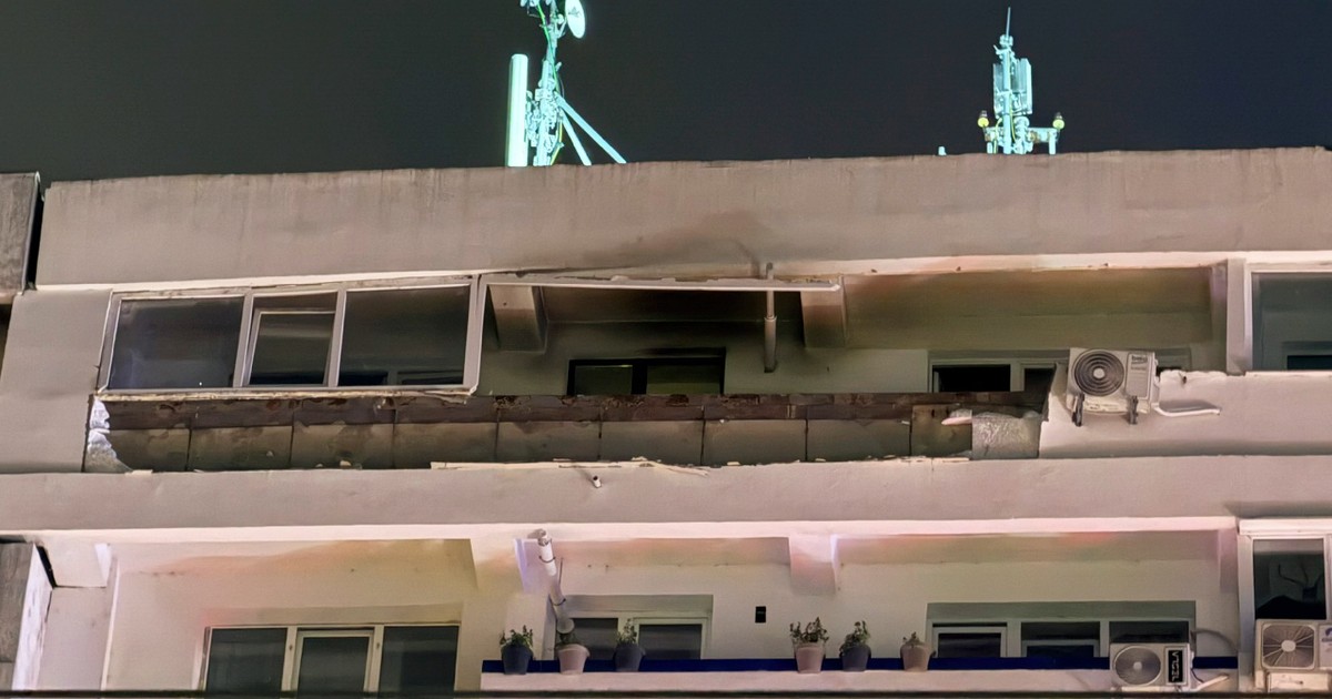 Imagini cu balconul apartamentul din galati dupa ce o dronă s-a prăbușit peste un bloc din oraș, provocând o explozie urmată de incendiu 29 mai 2026