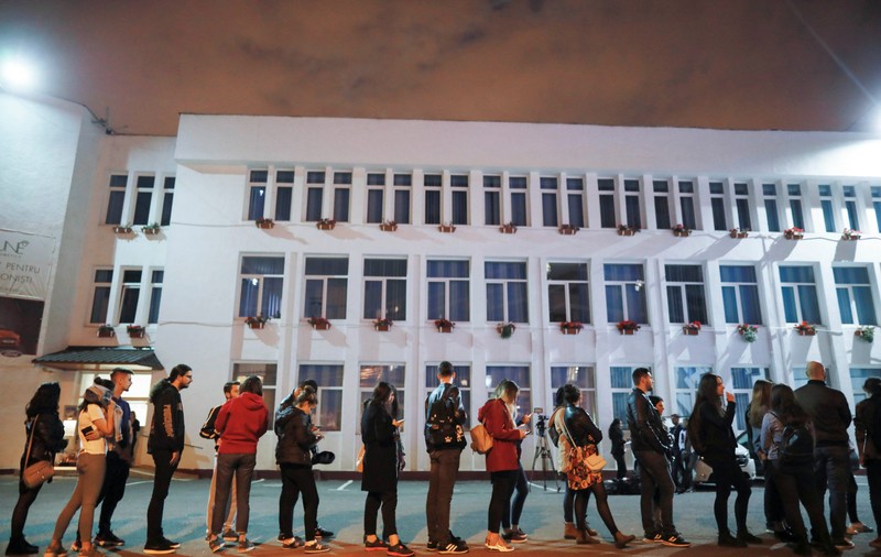 Coadă la o secție de votare din Regie cu o oră înaintea închiderii urnelor