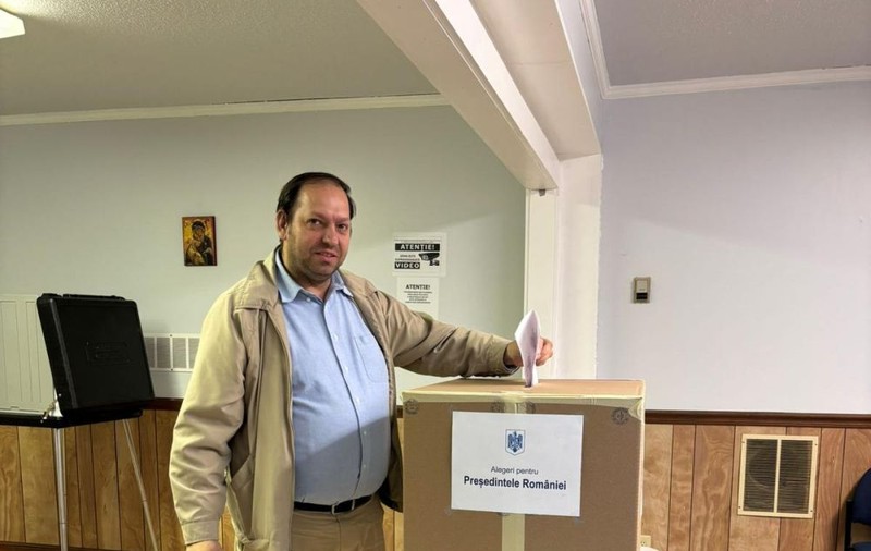 Imagini cu românii care au votat în diaspora la alegerile prezidențiale. Cel mai vârstnic alegător are 100 de ani
