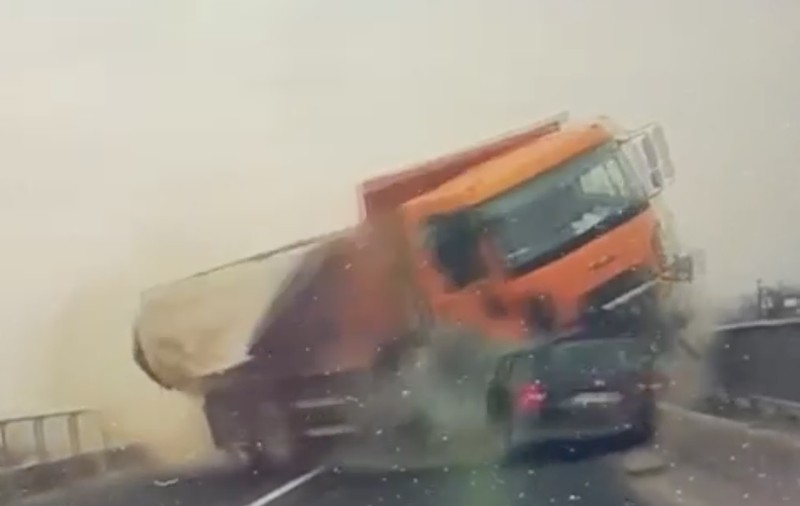 Accidentul cu trei morți de la Avrig a fost filmat. Momentul în care basculanta strivește un autoturism și apoi cade de pe viaduct | VIDEO