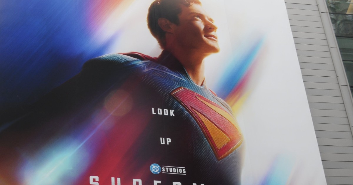 Poster cu Superman, care privește în sus