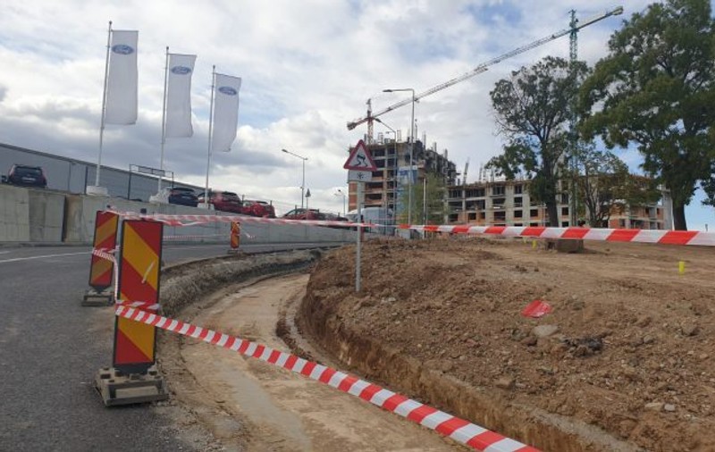 Abia inaugurat, podul Ciurel a intrat în reparații! Trotuarul, spart de constructor, după ce s-a constatat că autobuzele nu încap pe carosabil, în curbă