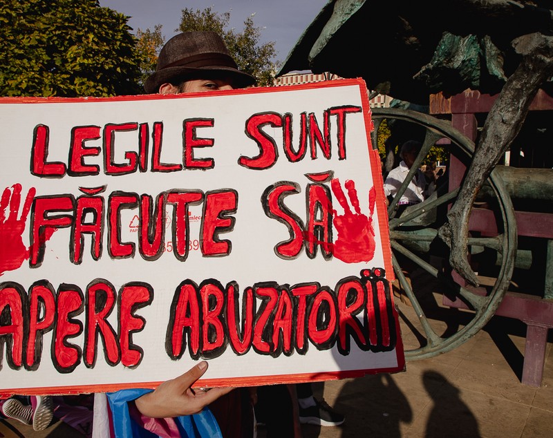 REPORTAJ. De ce au ieșit sute de femei să-și ceară drepturile în stradă: „La mine în sat, violența domestică e regula zilei. Iar poliția nu te ia în serios”