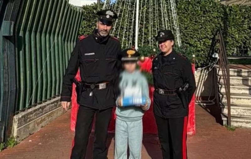 Un băiețel de 11 ani a vândut cărți pe stradă, în Italia, ca să poată să îi cumpere cadou de Crăciun surorii sale de 3 ani. Mama lor a murit