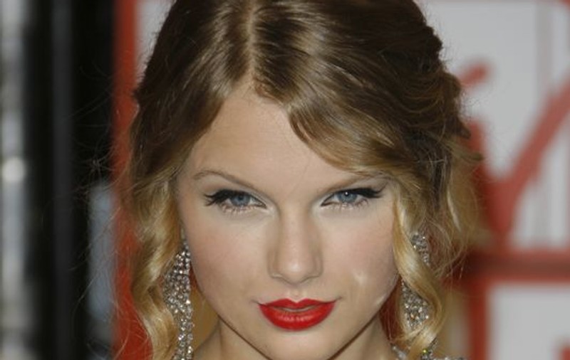 Taylor Swift, şocată de o fană care şi-a tatuat autograful său  