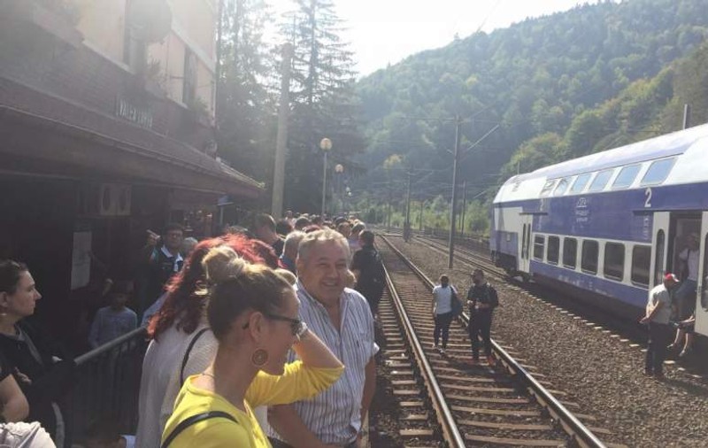 Peste 100 de oameni au fost blocaţi în gara din Valea Largă. Locomotiva CFR s-a defectat, iar  pasagerii și-au pierdut răbdarea
