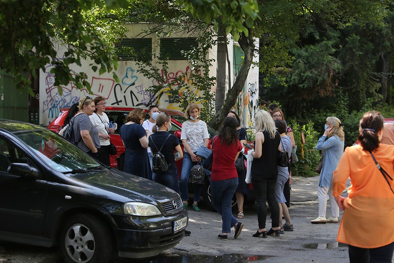 Părinți discută subiectele la română | Foto: Dumitru Angelescu