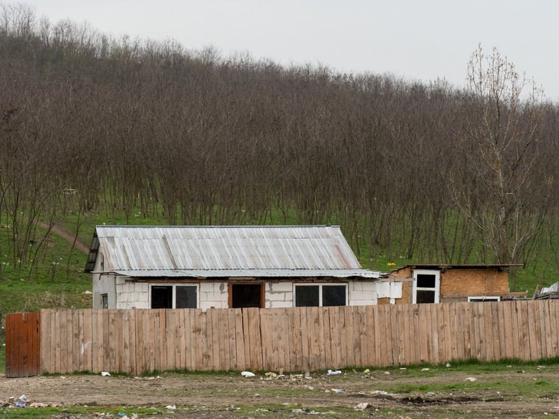Sergiu locuieşte împreună cu soţia şi cei trei copii în casa socrilor