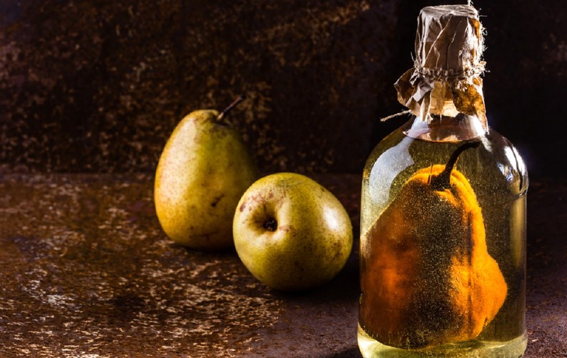 Cum se introduc fructe întregi în sticlele de alcool