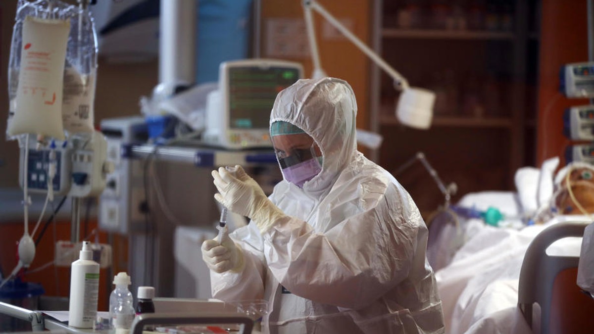 Birocrația bate pandemia. Statul român, acuzat că e rău-platnic cu facturile pentru servicii de carantină, catering sau echipamente medicale. Cercetător îmbrăcat în combinezon de unică folosință