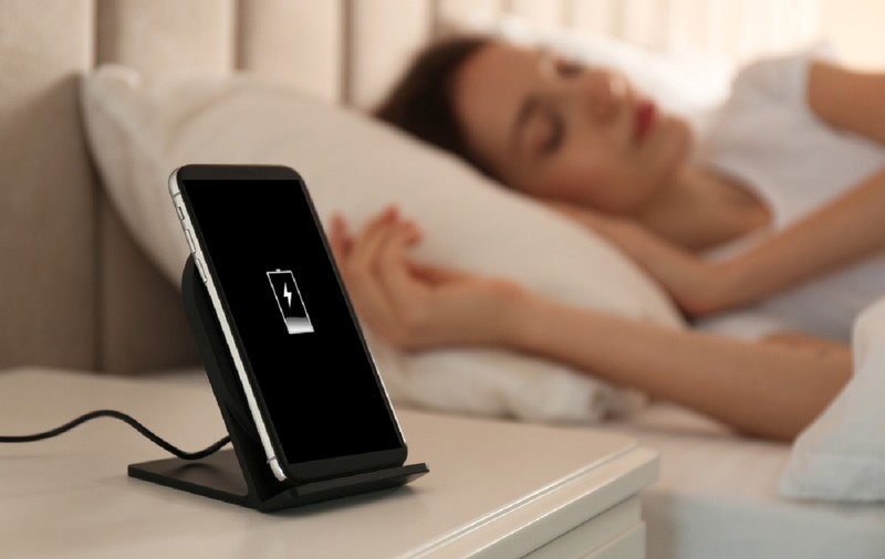 De ce nu este bine să lași telefonul la încărcat noaptea