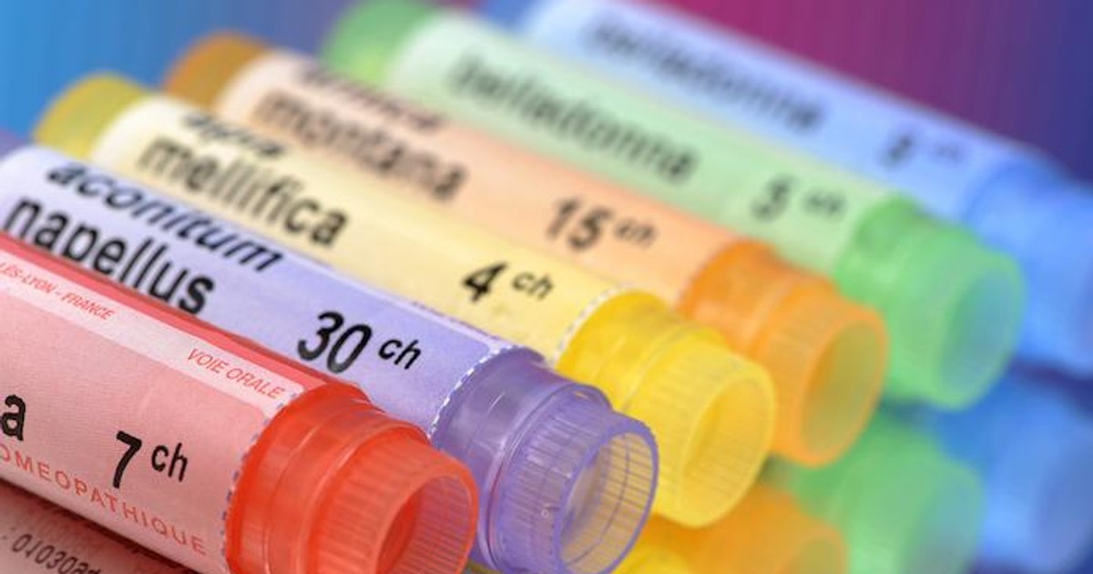 Mesaj de avertizare pe ambalajul medicamentelor homeopate. Tuburi de plastic, de diverse culori, cu medicamente homeopate