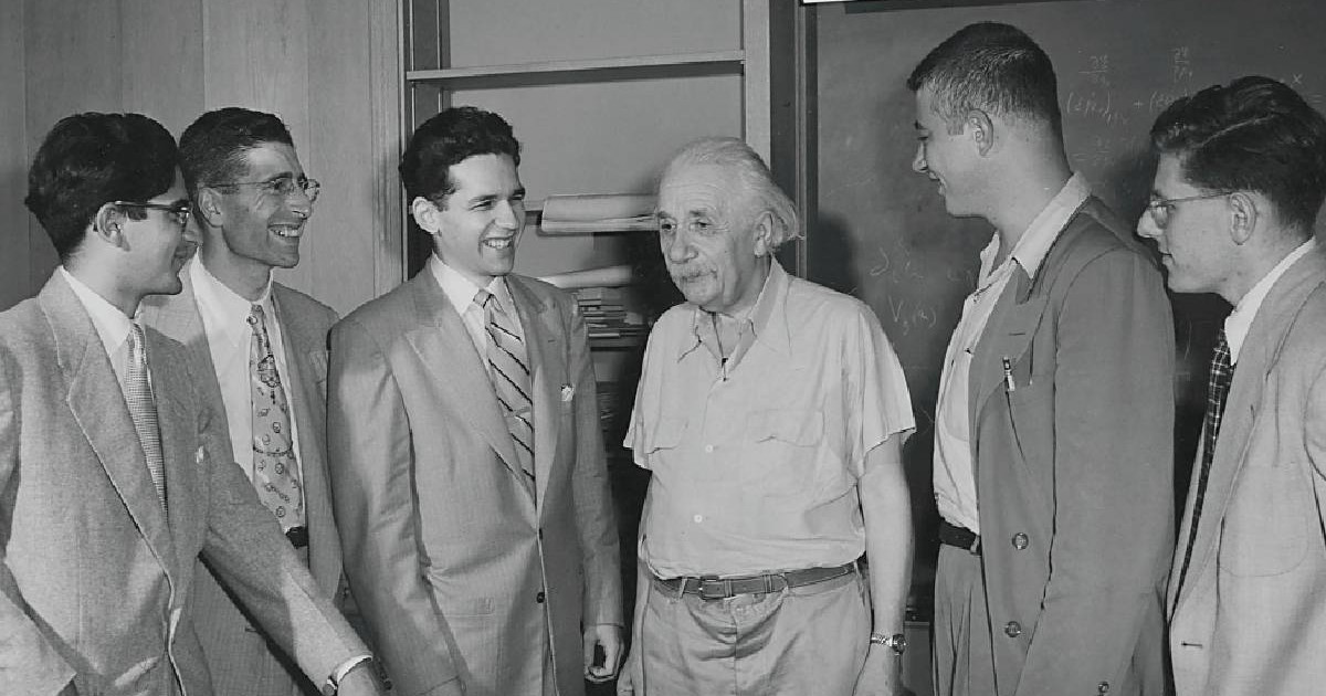Albert Einstein ]nconjurat de studenții săi de la Princeton, New Jersey