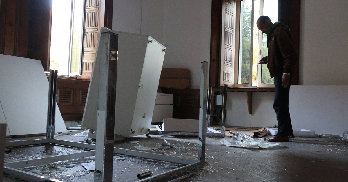 Sirieni descoperind palatul lui Bashar al-Assad, Damasc, Siria-