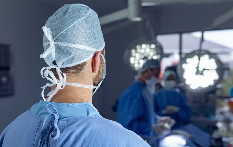 Medic de chirurgie plastică din Constanța, anchetat de procurori sub acuzația că a mutilat trei paciente pe care le-a operat